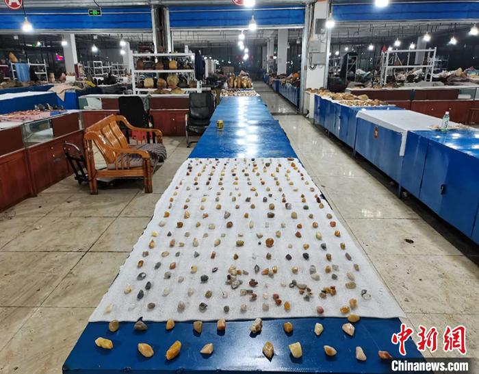 探訪新疆北屯金絲玉原石交易市場(chǎng)：玉石永不眠 拓寬民眾增收路