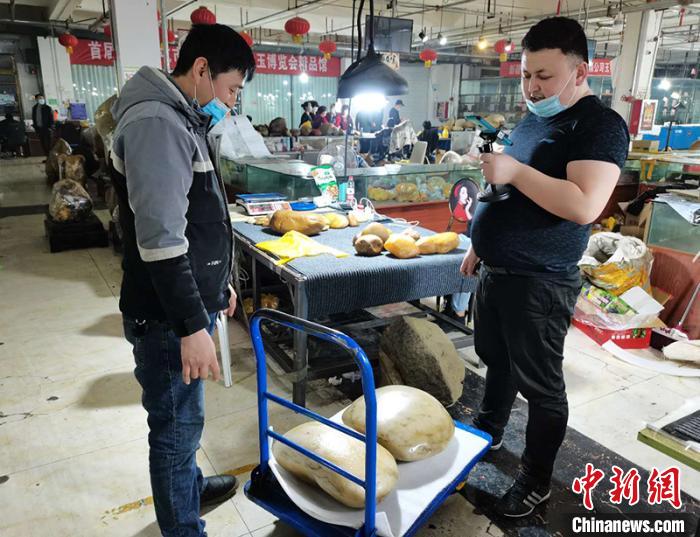 探訪新疆北屯金絲玉原石交易市場(chǎng)：玉石永不眠 拓寬民眾增收路