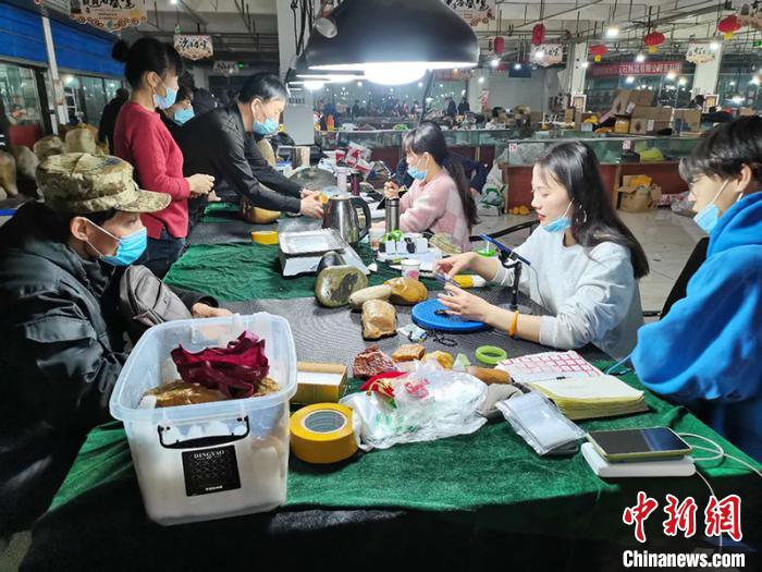 探訪新疆北屯金絲玉原石交易市場(chǎng)：玉石永不眠 拓寬民眾增收路