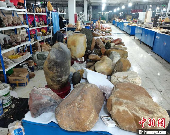 探訪新疆北屯金絲玉原石交易市場(chǎng)：玉石永不眠 拓寬民眾增收路
