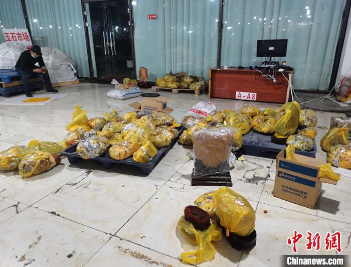 探訪新疆北屯金絲玉原石交易市場(chǎng)：玉石永不眠 拓寬民眾增收路