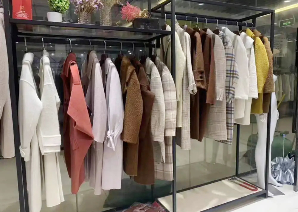服裝大牌尾貨一般去哪里進(jìn)貨？品牌尾貨衣服批發(fā)進(jìn)貨渠道！