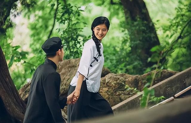 故事：她和男友私奔，和未婚夫同居，無奈懷孕時奔赴另一個情場