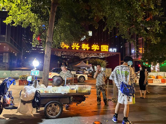 深圳十大夜市地攤一個月多少利潤，深圳十大夜市地攤一個月多少工資？