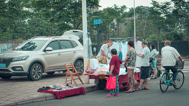 地攤經(jīng)濟(jì)的好處作文，關(guān)于地攤經(jīng)濟(jì)的看法作文800字？