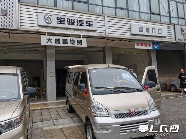 1萬以下庫存面包車新車二手大面包9座多少錢，1萬左右二手9座面包車？