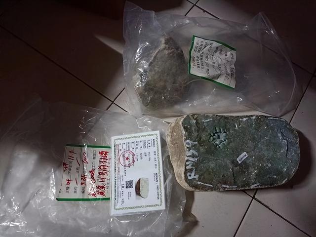 拼多多買的玉石料是真的嗎，拼多多上買翡翠原石是真的嗎？